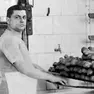 Antonio “Toni” Venturini, il capostipite, nel 1935. A destra il forno in via Duomo a Cordovado