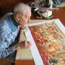 Aldo Bressanutti intento a firmare una delle opere destinate a Shanghai