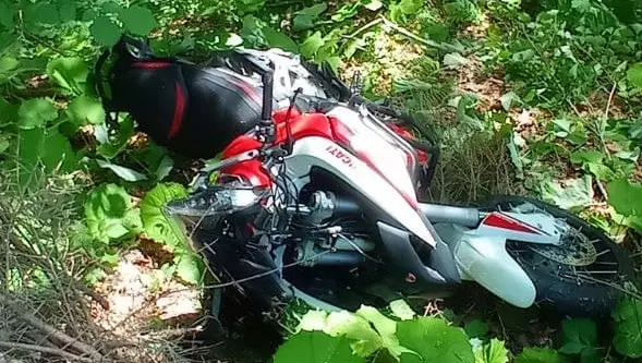 La moto sulla quale viaggiava il motociclista austriaco deceduto a Forni di Sopra