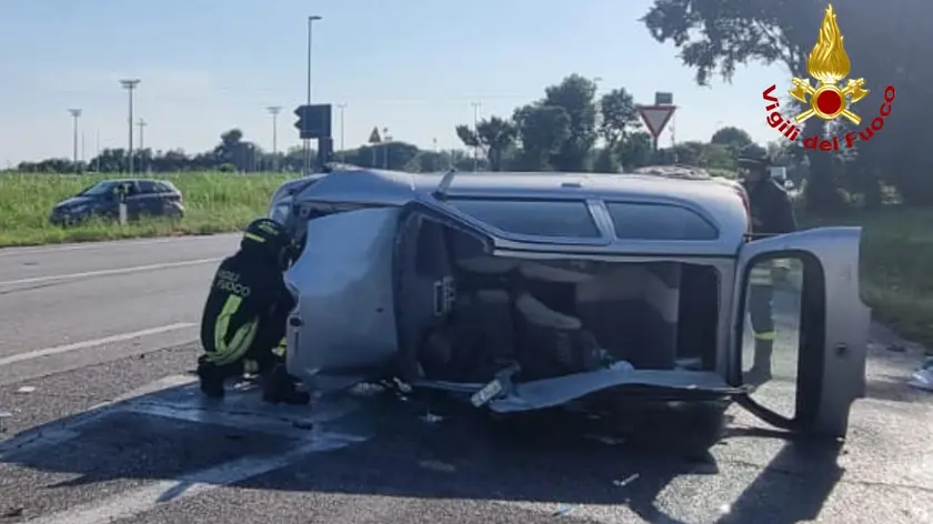 L'auto da cui è stato estratto il ferito