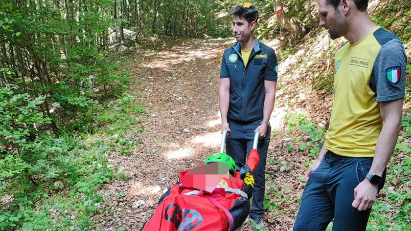 Il ragazzo condotto a valle con una barella