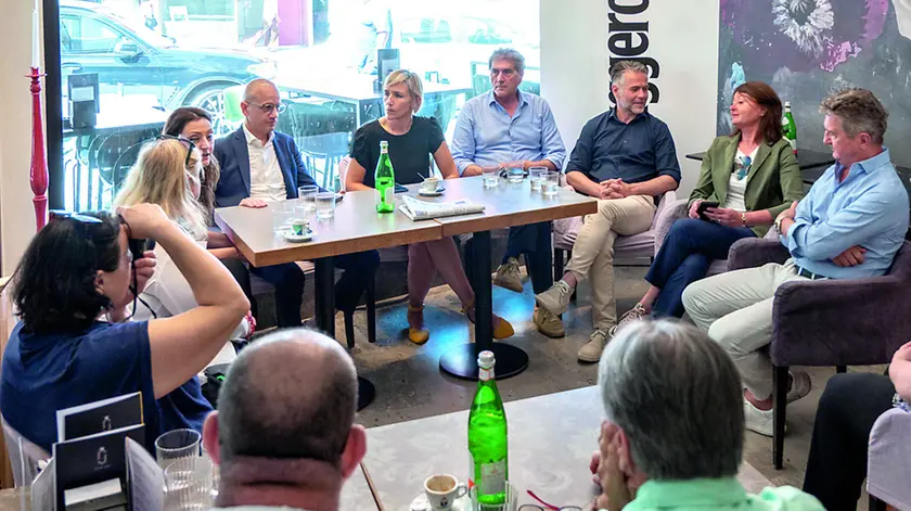 Amministratori e cittadini all’incontro del Messaggero Veneto a Latisana e una veduta del fiume Tagliamento foto petrussi
