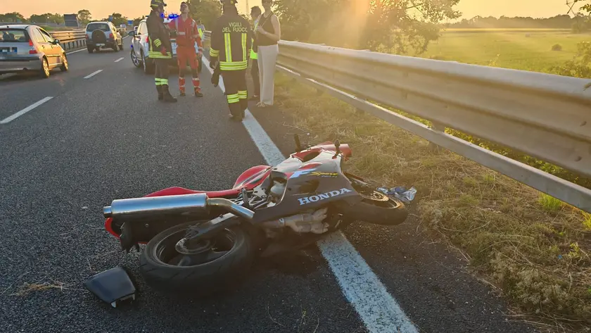 La moto su cui viaggiava l'uomo finito in ospedale
