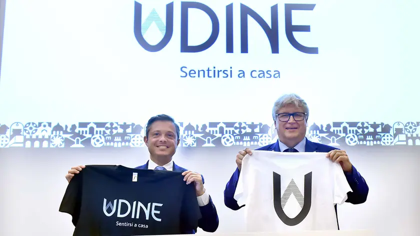 Venanzi e De Toni mostrano le magliette con il nuovo logo /foto petrussi