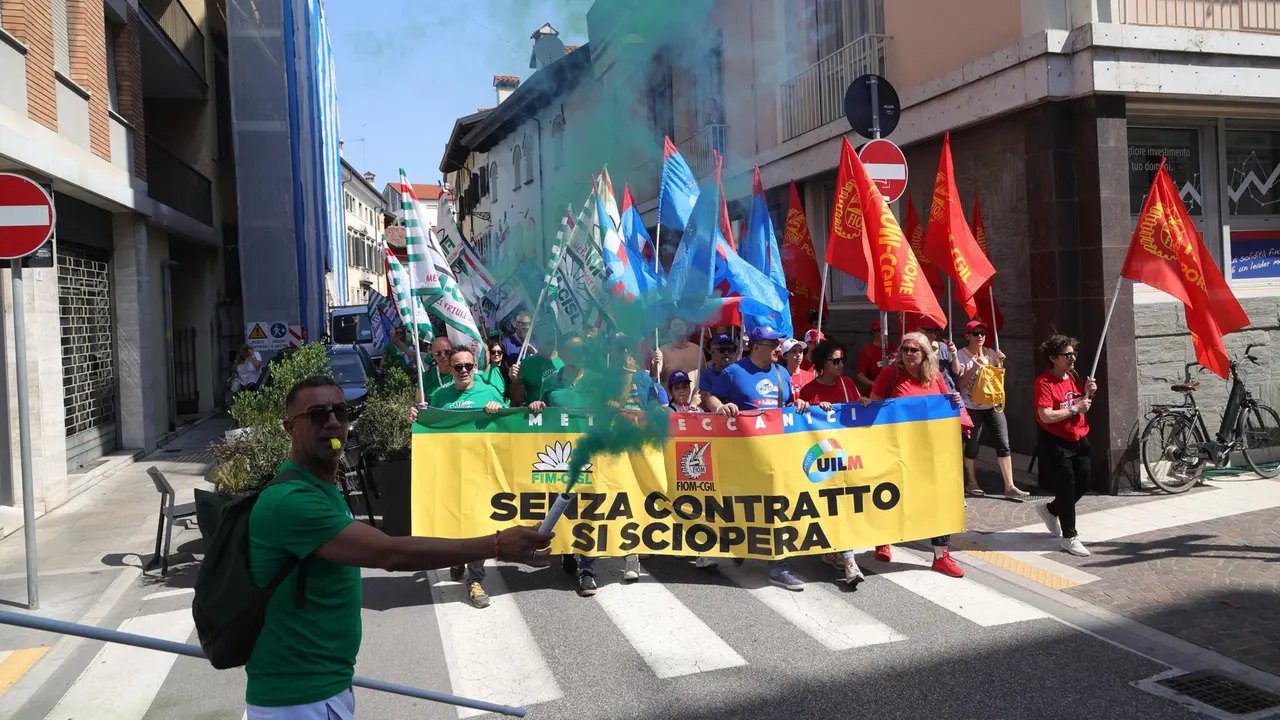 Le immagini del corteo regionale dei metalmeccanici a Udine (Foto petrussi)