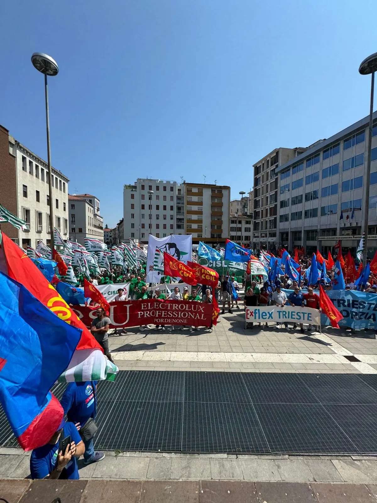 Sciopero nazionale dei metalmeccanici. A Udine si tiene il corteo regionale che ha sfilato per le vie del centro e che ha visto la partecipazione di centinaia di lavoratori. Ecco le immagini (Foto petrussi)