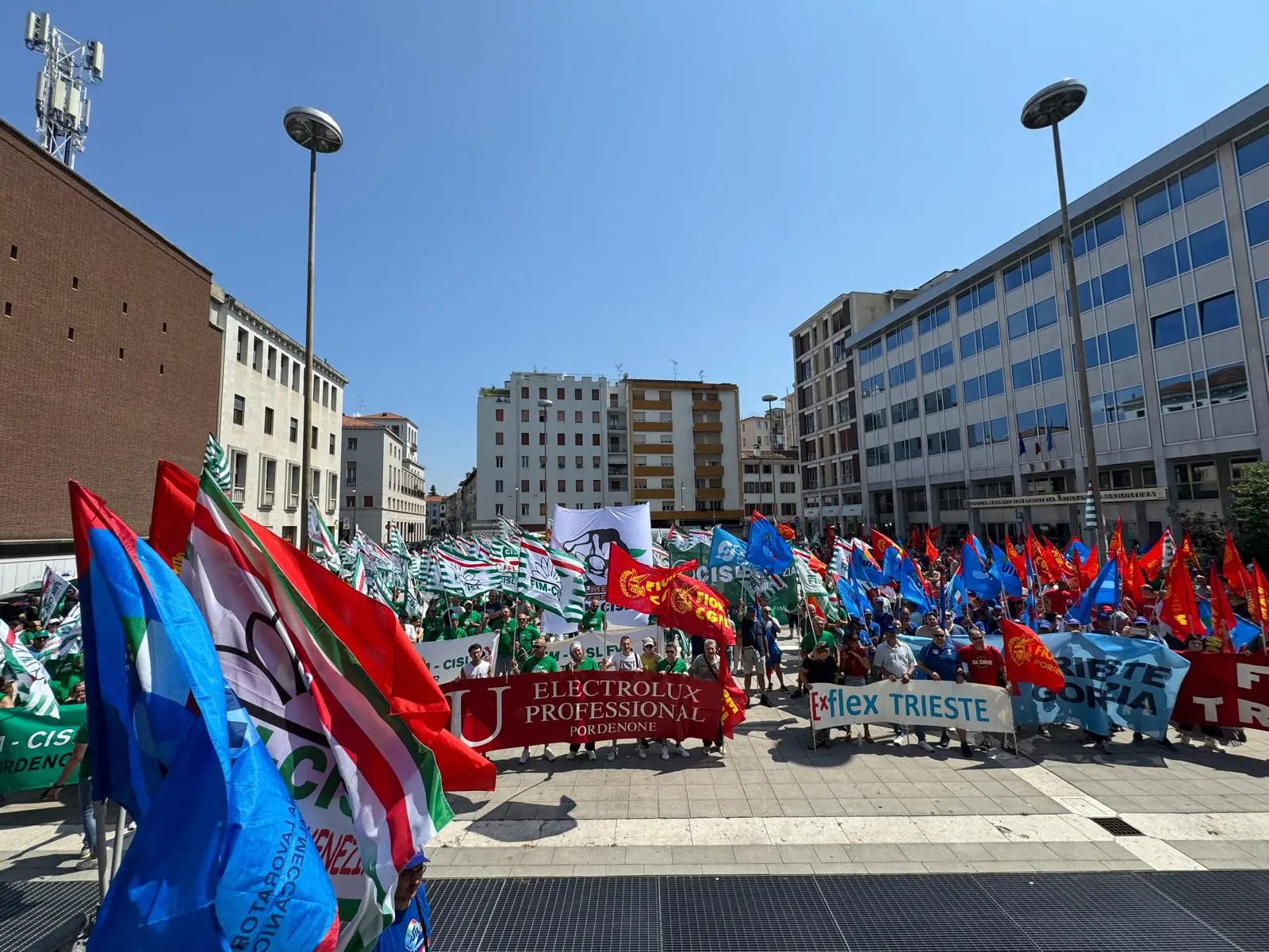 Sciopero nazionale dei metalmeccanici. A Udine si tiene il corteo regionale che ha sfilato per le vie del centro e che ha visto la partecipazione di centinaia di lavoratori. Ecco le immagini (Foto petrussi)