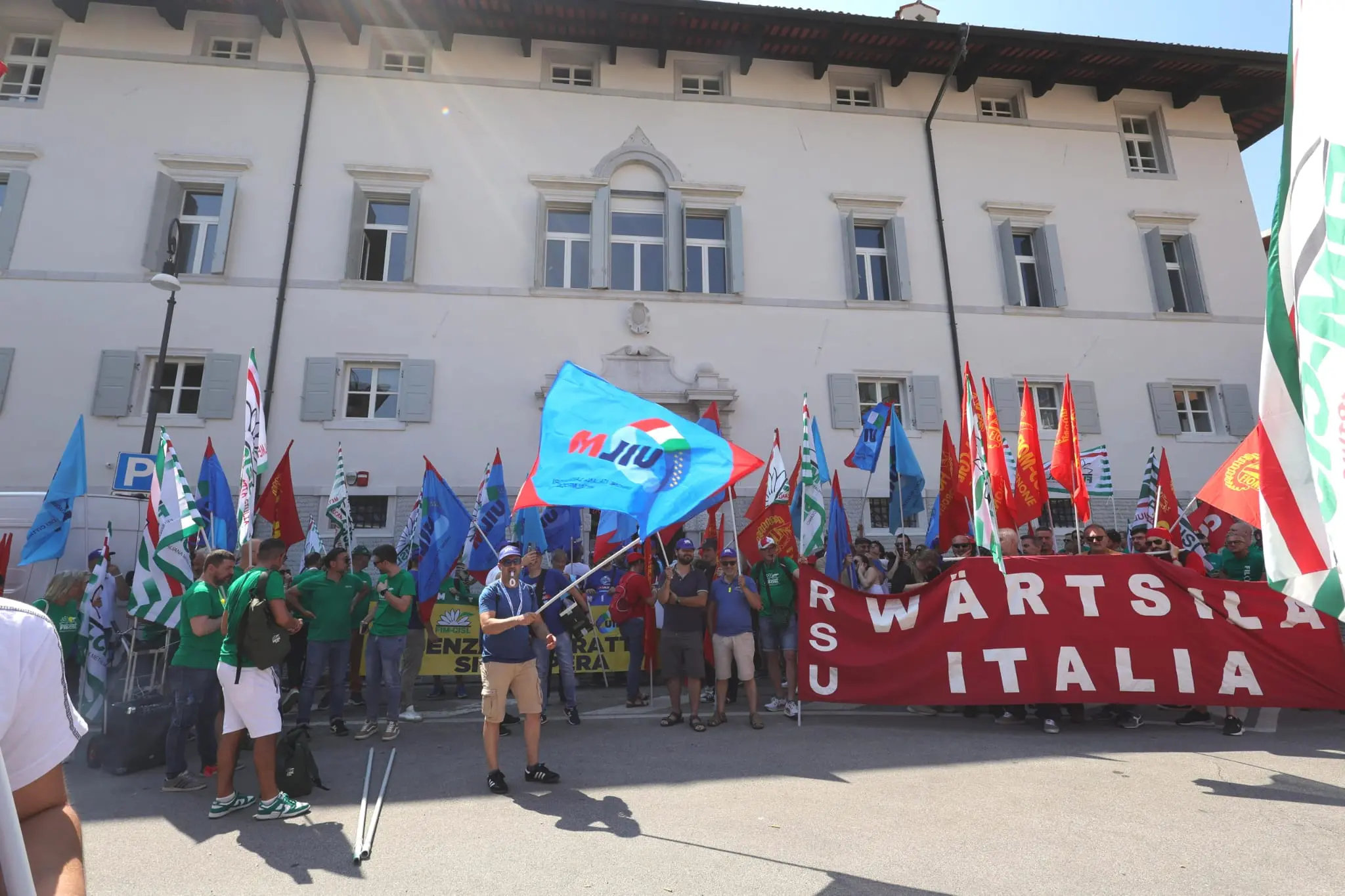Sciopero nazionale dei metalmeccanici. A Udine si tiene il corteo regionale che ha sfilato per le vie del centro e che ha visto la partecipazione di centinaia di lavoratori. Ecco le immagini (Foto petrussi)
