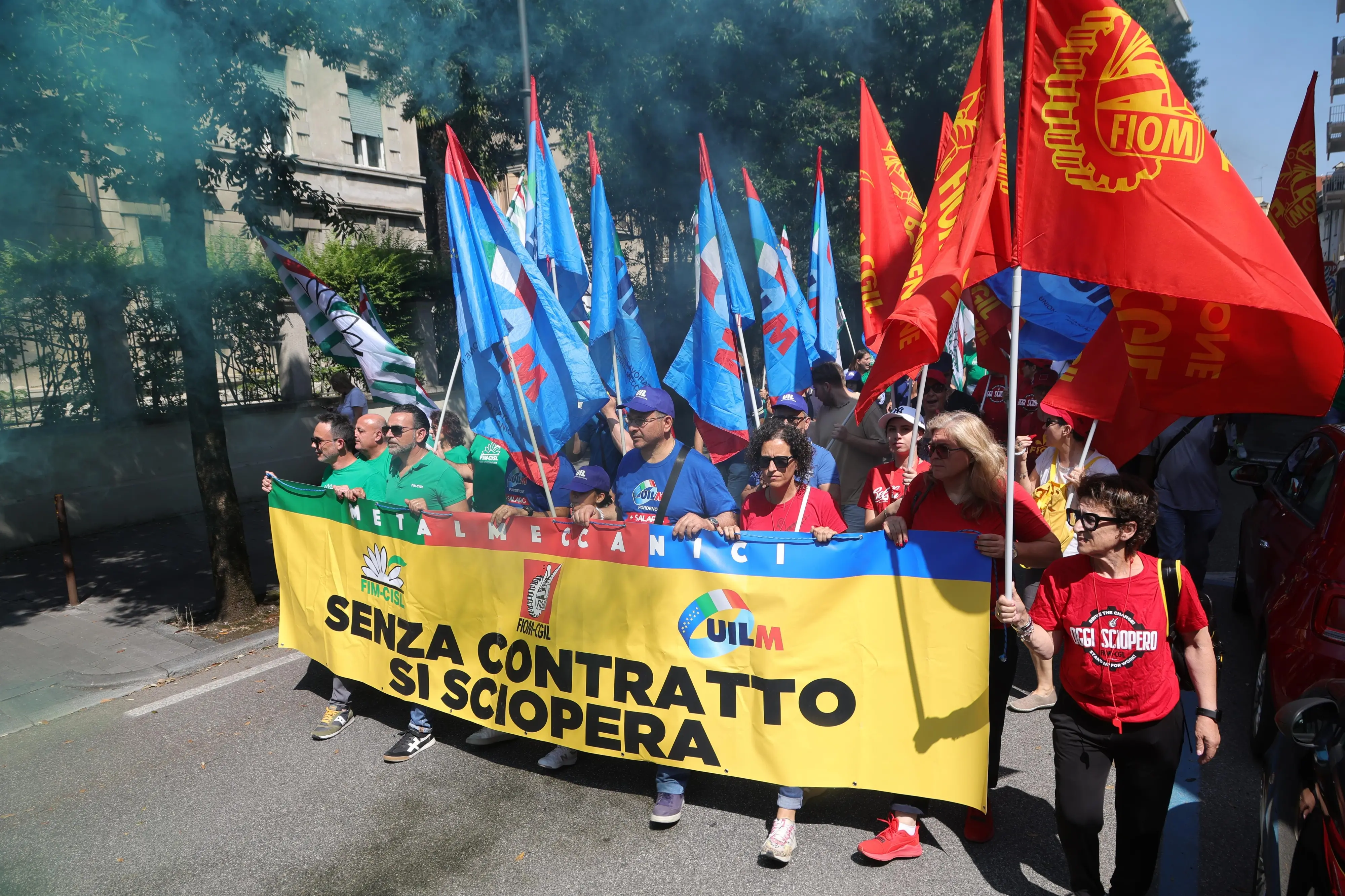 Sciopero nazionale dei metalmeccanici. A Udine si tiene il corteo regionale che ha sfilato per le vie del centro e che ha visto la partecipazione di centinaia di lavoratori. Ecco le immagini (Foto petrussi)