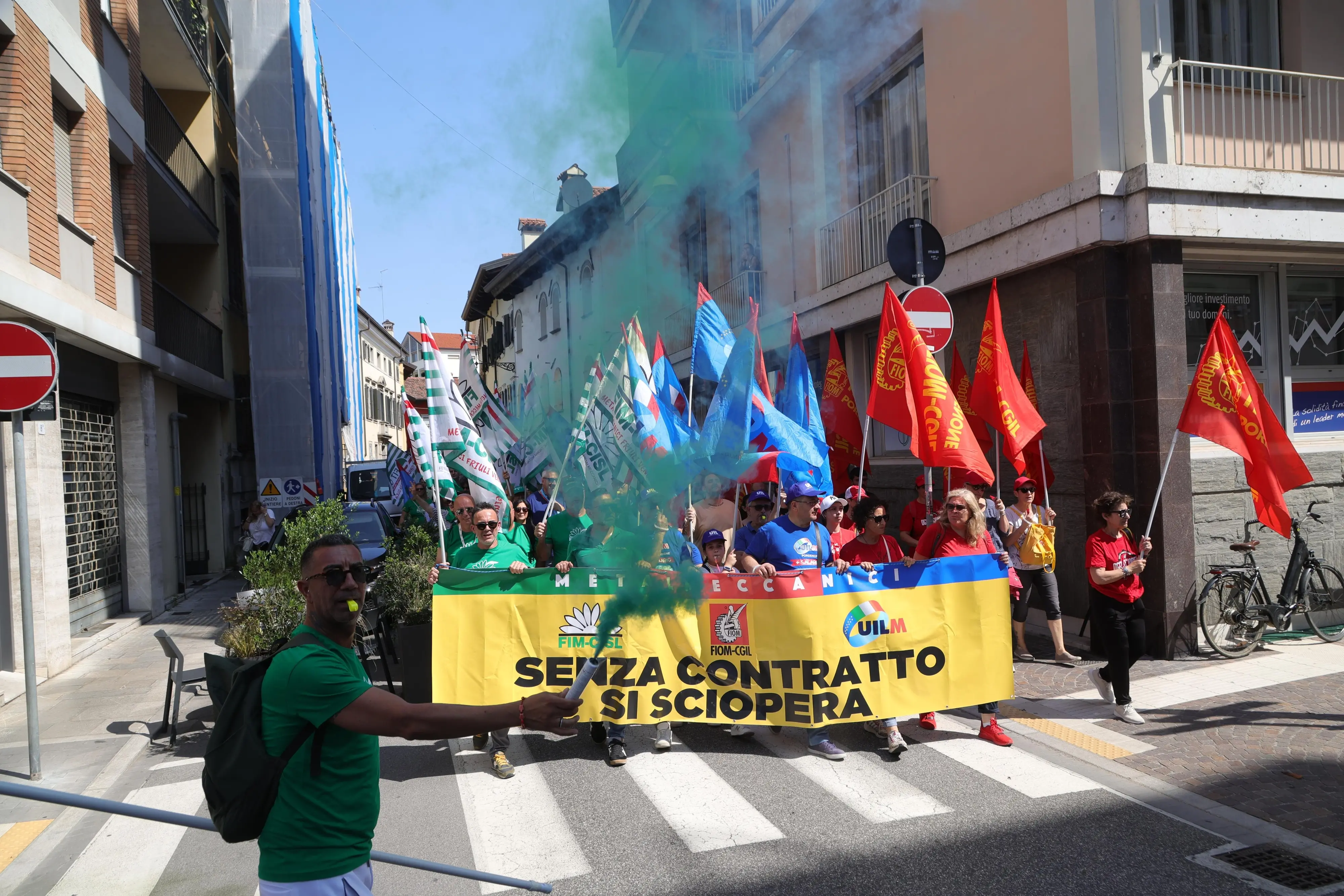 Sciopero nazionale dei metalmeccanici. A Udine si tiene il corteo regionale che ha sfilato per le vie del centro e che ha visto la partecipazione di centinaia di lavoratori. Ecco le immagini (Foto petrussi)