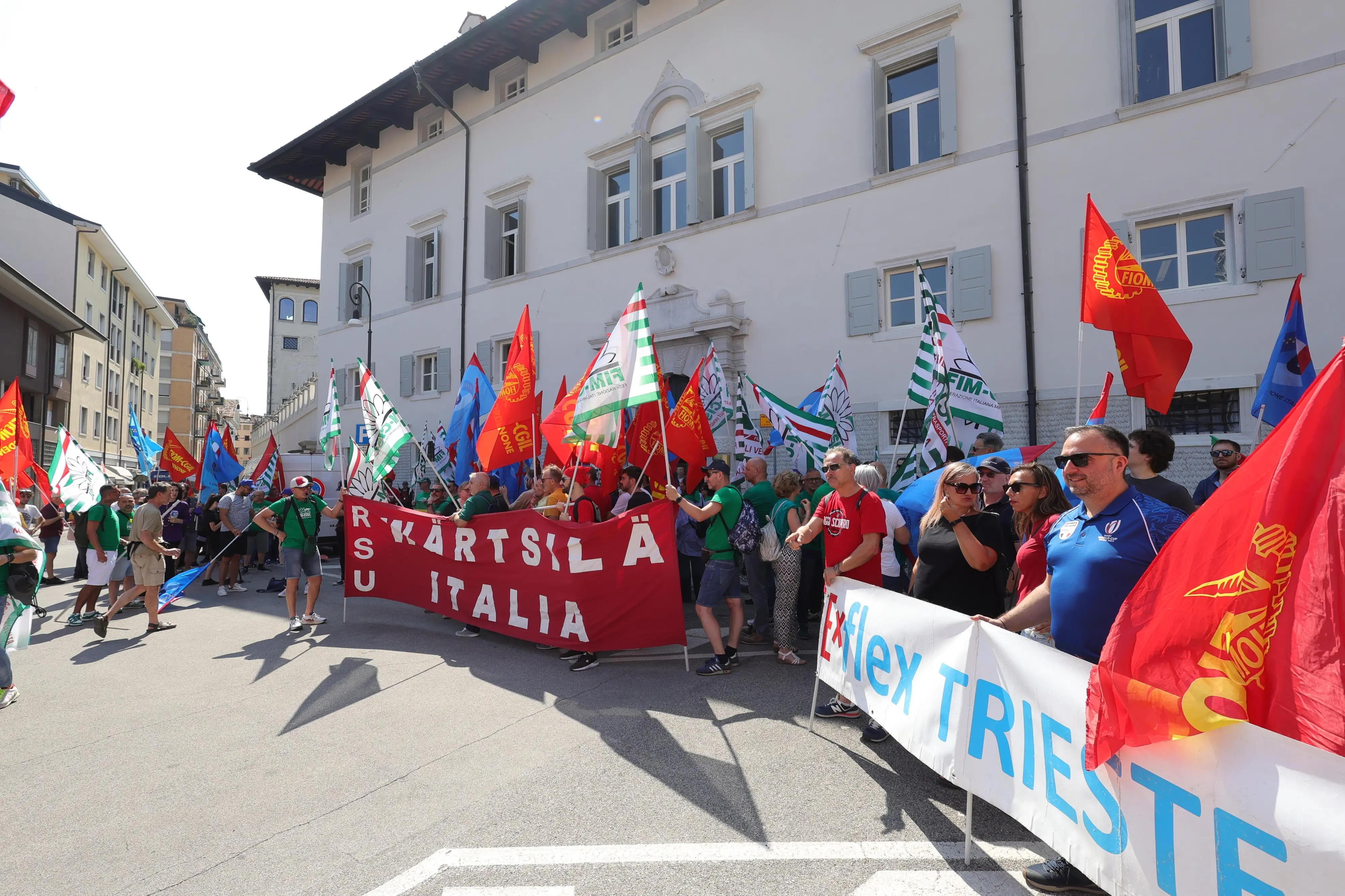 Sciopero nazionale dei metalmeccanici. A Udine si tiene il corteo regionale che ha sfilato per le vie del centro e che ha visto la partecipazione di centinaia di lavoratori. Ecco le immagini (Foto petrussi)