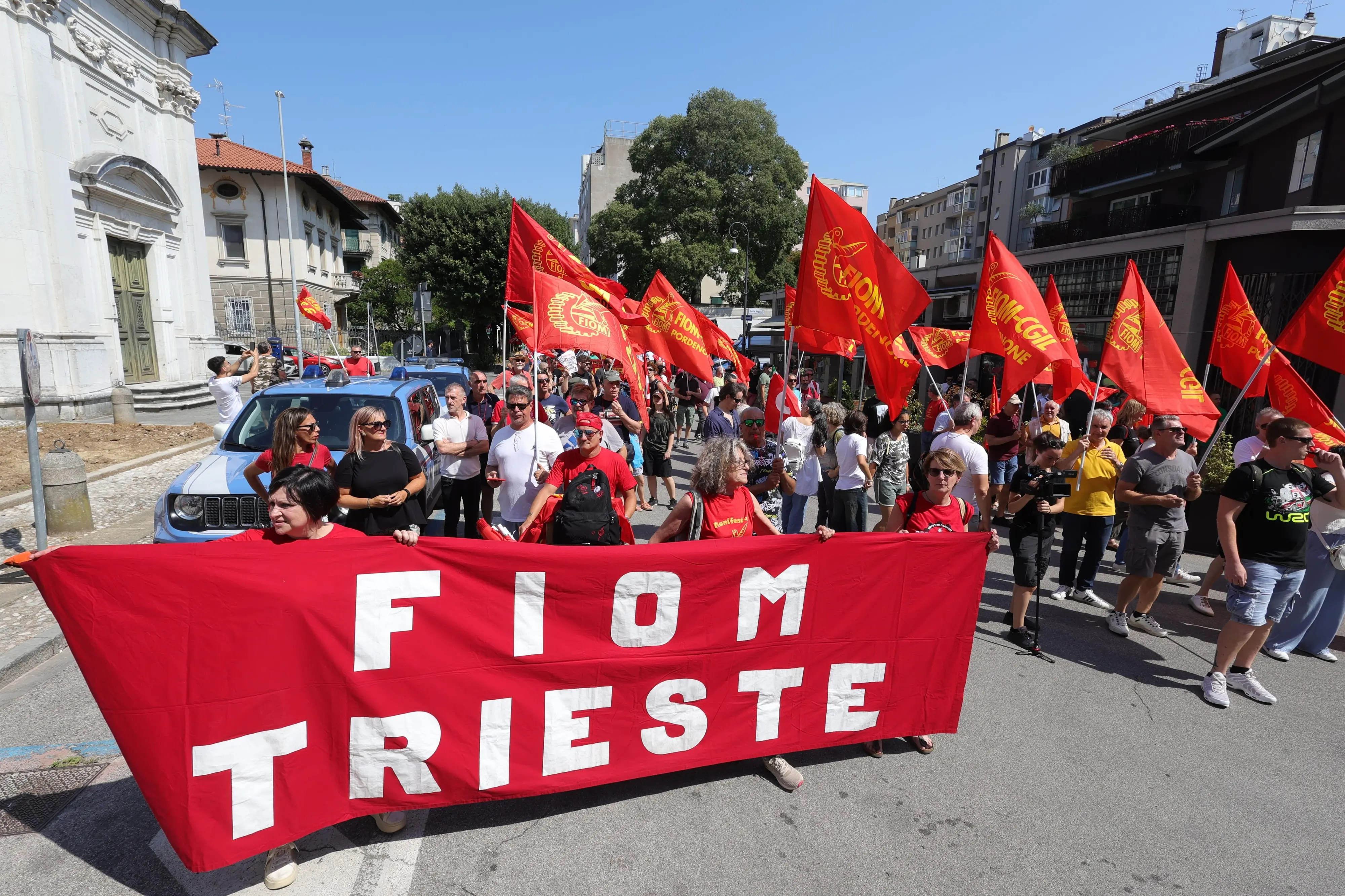 Sciopero nazionale dei metalmeccanici. A Udine si tiene il corteo regionale che ha sfilato per le vie del centro e che ha visto la partecipazione di centinaia di lavoratori. Ecco le immagini (Foto petrussi)