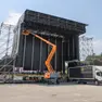 L’allestimento del palco in Casa Rossa a Gorizia (Tibaldi)