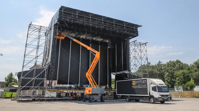 L’allestimento del palco in Casa Rossa a Gorizia (Tibaldi)