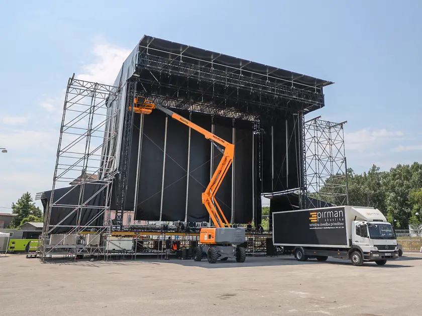 L’allestimento del palco in Casa Rossa a Gorizia (Tibaldi)