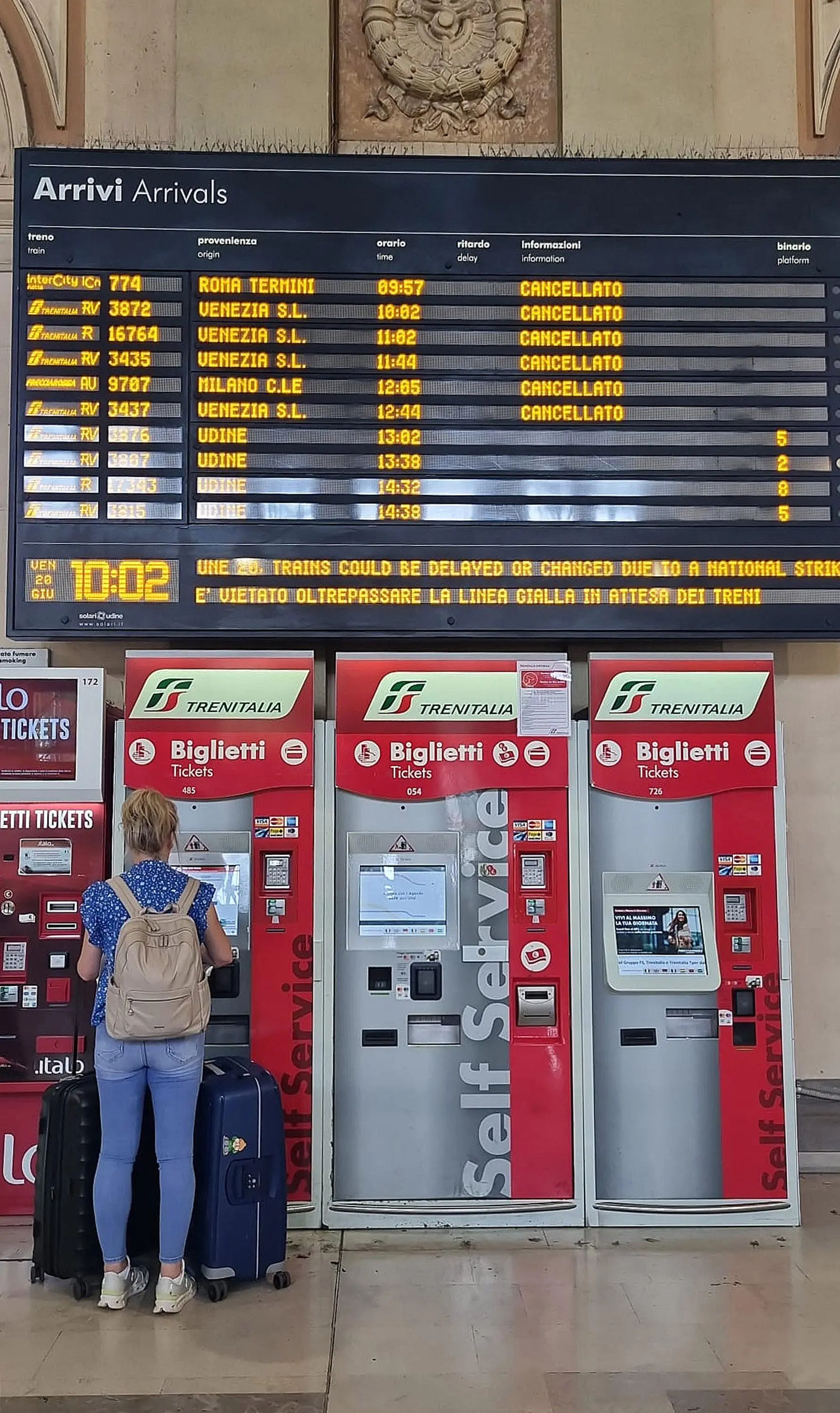 Il tabellone dei treni cancellati a Trieste centrale (Foto Lasorte)