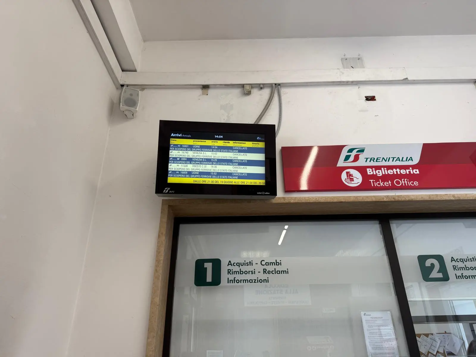 Il tabellone dei treni cancellati a Casarsa della Delizia