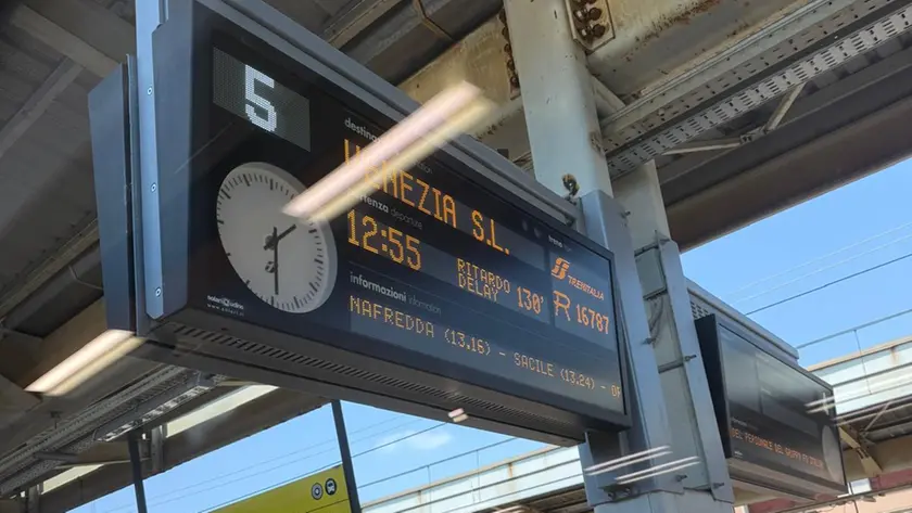 Il tabellone del treno fermo a Casarsa e poi soppresso in via definitiva