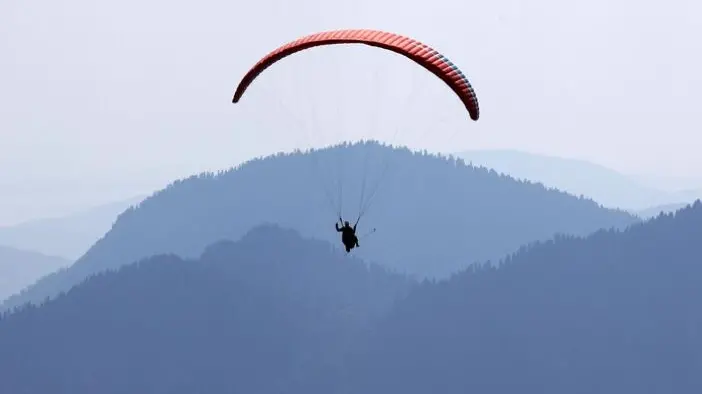 Il parapendio della donna è caduto al suolo subito dopo il decollo (foto d'archivio)