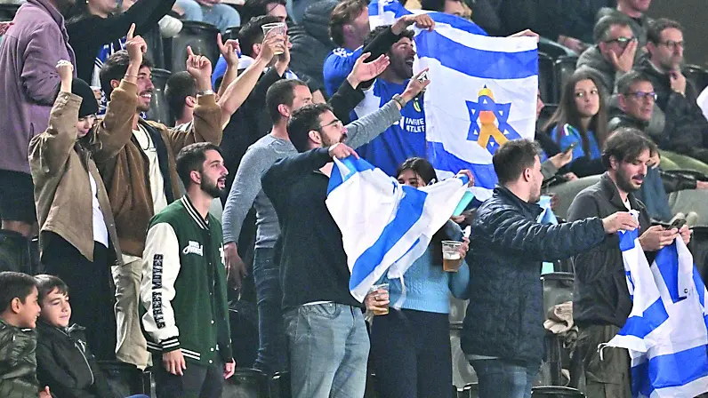 Tifosi israeliani in tribuna allo stadio Friuli durante il match dello scorso anno contro l’Italia (foto Petrussi)