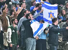 Tifosi israeliani in tribuna allo stadio Friuli durante il match dello scorso anno contro l’Italia (foto Petrussi)