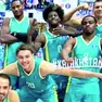 Hickey, a destra, e Spencer, a sinistra con le braccia conserte, all’Astana in Kazakistan