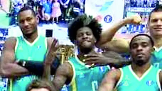 Hickey, a destra, e Spencer, a sinistra con le braccia conserte, all’Astana in Kazakistan