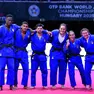 La squadra azzurra con Kenny Bedel, secondo da sinistra, e Asya Tavano, la quarta da sinistra