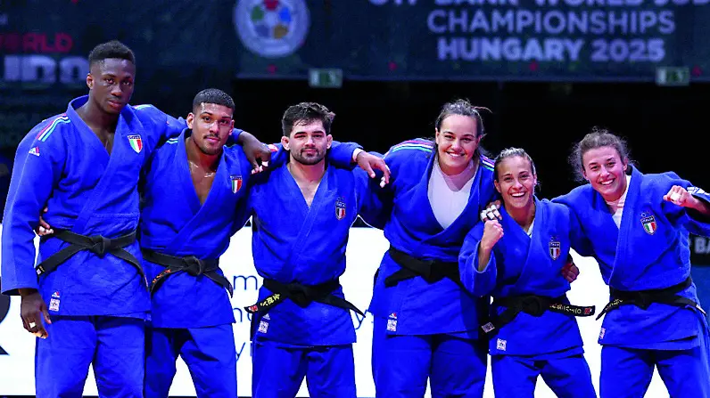 La squadra azzurra con Kenny Bedel, secondo da sinistra, e Asya Tavano, la quarta da sinistra