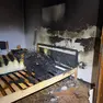 Quel che resta del letto dove si è sviluppato l'incendio a Lignano