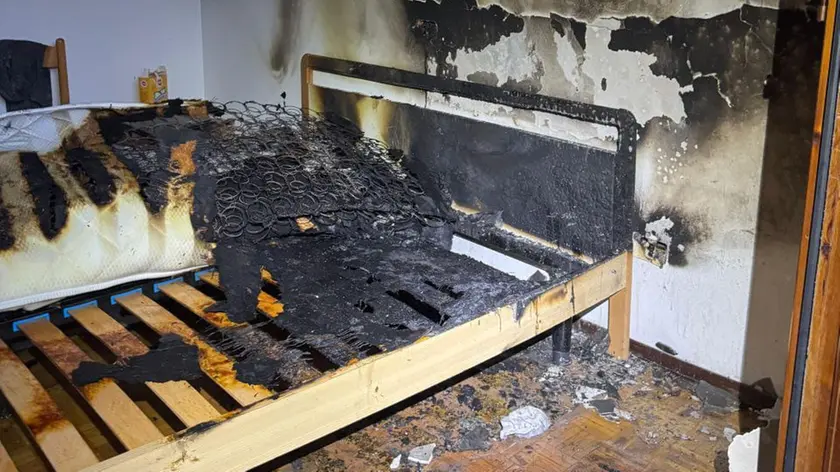 Quel che resta del letto dove si è sviluppato l'incendio a Lignano