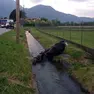 Leandro Zanussi, 51 anni residente a Trasaghis e, a destra, lo scooter nel canale