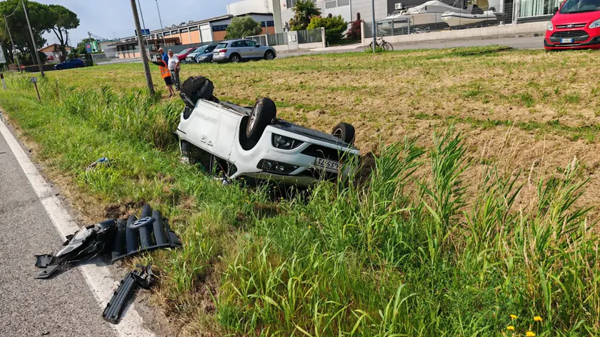 Il monovolume Volkswagen capottato: a bordo una coppia con quattro figli