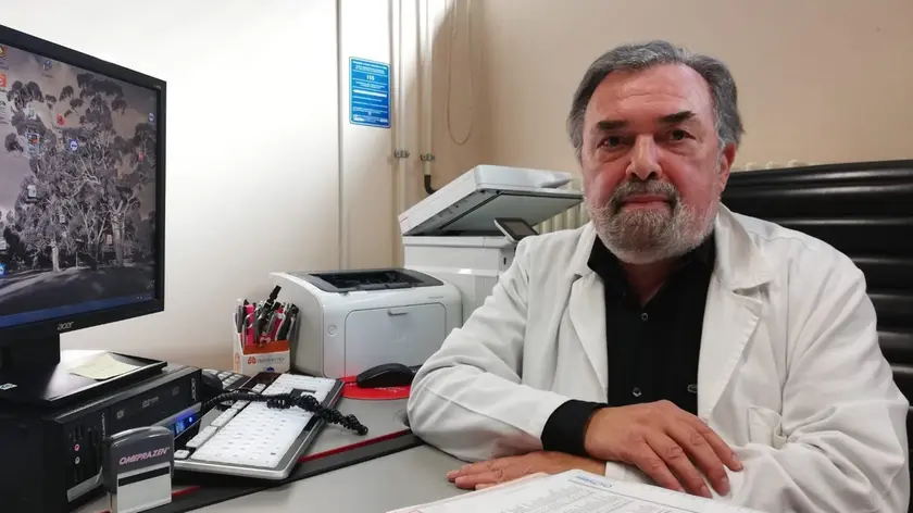 Il dottor Leonardo Tavagnacco nel suo studio al poliambulatorio di Manzano
