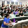 Studenti a un test di ingresso per la facoltà di Medicina