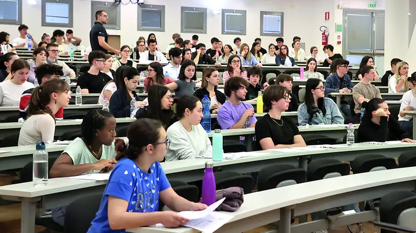 Studenti a un test di ingresso per la facoltà di Medicina