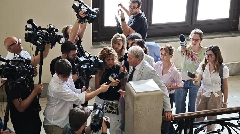 Claudio Sterpin circondato dai giornalisti. Foto Lasorte