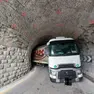 Il tir incastrato nella galleria sulla sr 52