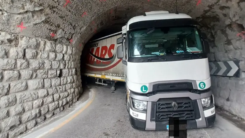 Il tir incastrato nella galleria sulla sr 52