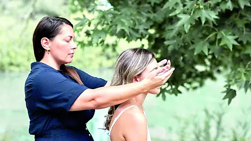 Federica D'Ambrosio al lavoro lungo il fiume Stella