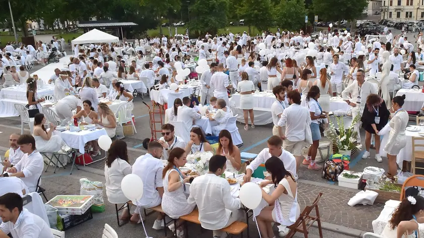 La cena in bianco 2024, in piazza Primo maggio