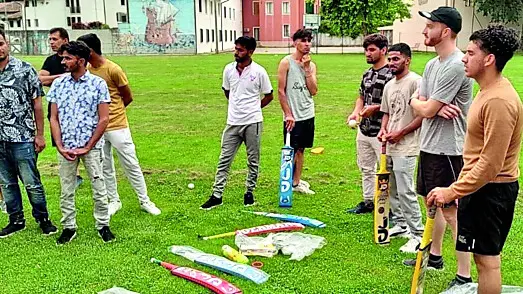 I partecipanti alla partita di cricket all’oratorio Don Bosco di San Vito