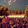 Il parco Moretti gremito di pubblico per lo spettacolo (foto Bartolomeo Rossi)