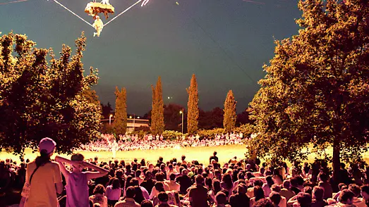 Il parco Moretti gremito di pubblico per lo spettacolo (foto Bartolomeo Rossi)