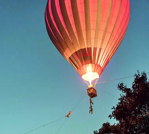 Il pallone aerostatico in volo mentre gli artisti si esibiscono nelle loro acrobazie