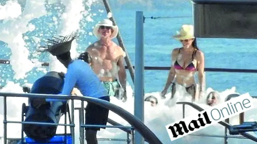 Jeff Bezos e Lauren Sanchez durante lo schiuma party su Koru, in uno scatto dell’ampio servizio fotografico pubblicato dal Daily Mail