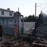 Il pioppo spezzato e a terra in via Baldasseria Bassa a Udine