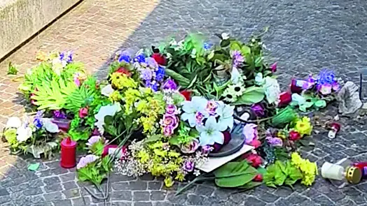 Fiori e ceri sono stati presi di mira da un vandalo in cimitero a Maniago