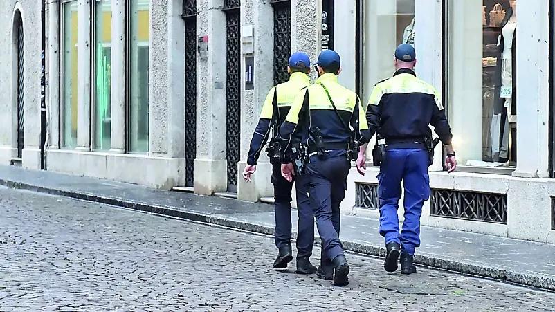 Vigili urbani a Udine. Foto Petrussi