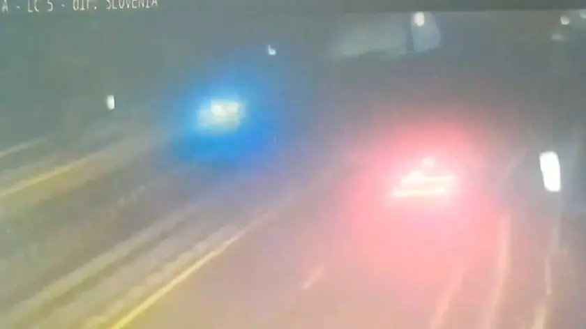 Le immagini delle videocamere di sorveglianza che riprendono l'automobilista contromano